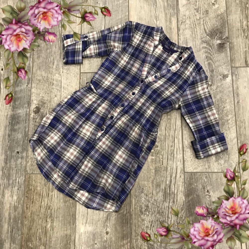 Miley Cyrusā MaXazriaĀ plaidābuttonādownāshirtā/ātunic